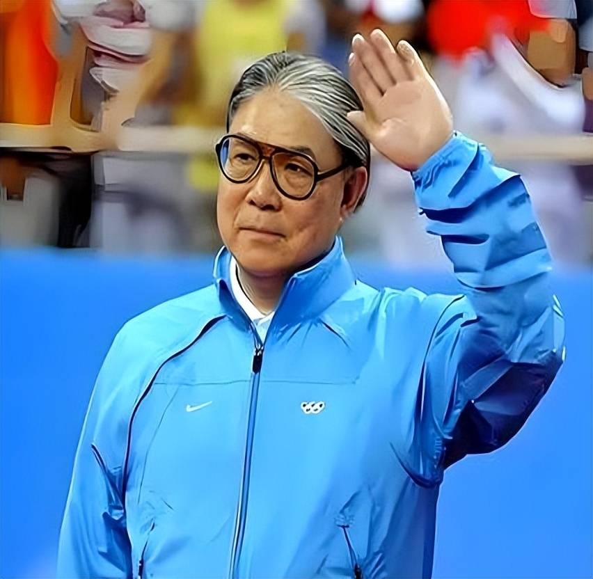 霍震霆巴士巡游遇大风淡定掏梳子,生活中的小确幸与从容应对 霍震霆巴士巡游遇大风淡定掏梳子,生活中的小确幸与从容应对