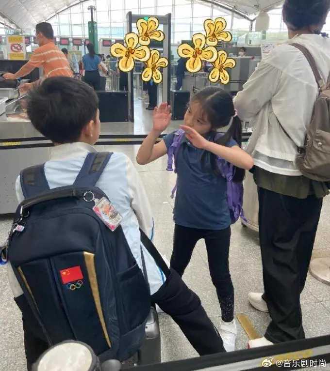网友偶遇郭晶晶带孩子来云南 网友偶遇郭晶晶带孩子来云南